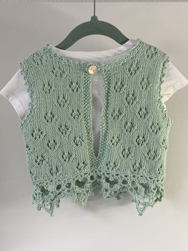 Gestricktes ärmelloses Kinder-Top in Mint mit Lochmuster, Spitzenrand und Knopfverschluss am Nacken