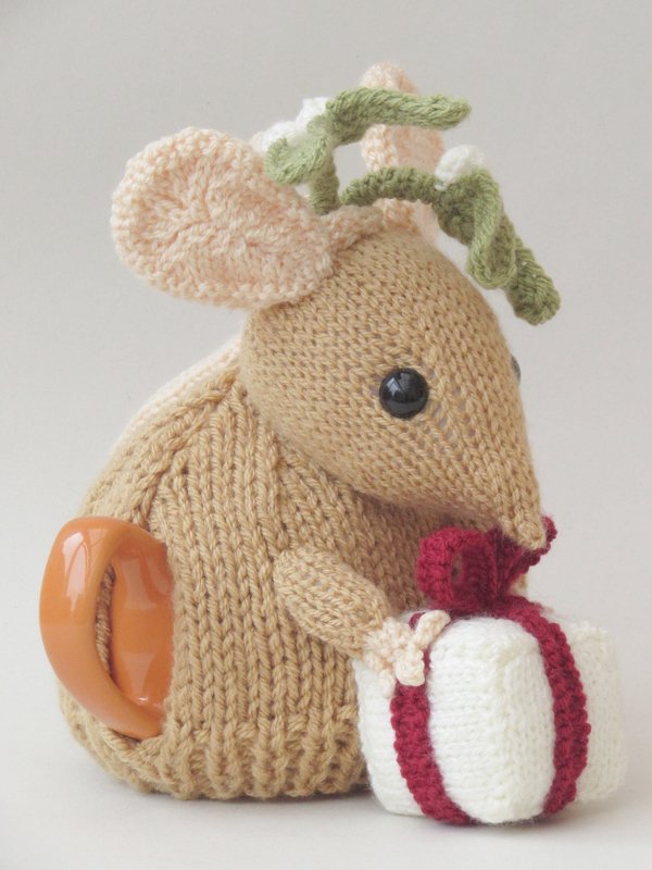 Christmas Mistletoe Mouse Tea Cosy Knitting Pattern - Image 9