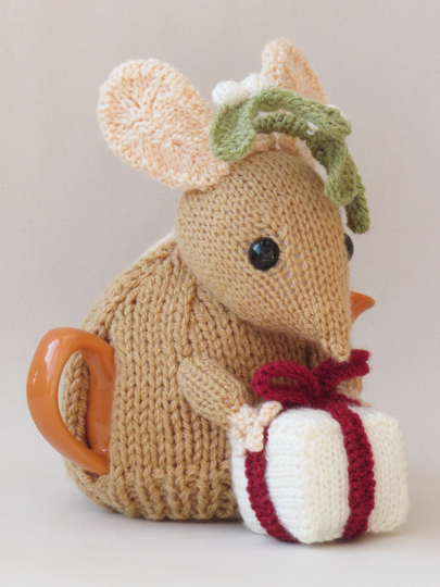 Christmas Mistletoe Mouse Tea Cosy Knitting Pattern