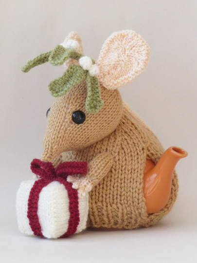 Christmas Mistletoe Mouse Tea Cosy Knitting Pattern