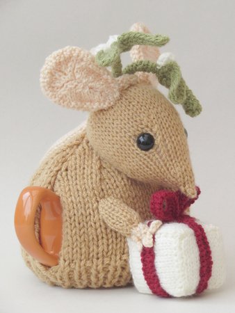 Christmas Mistletoe Mouse Tea Cosy Knitting Pattern