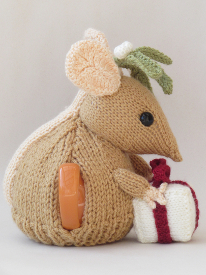 Christmas Mistletoe Mouse Tea Cosy Knitting Pattern
