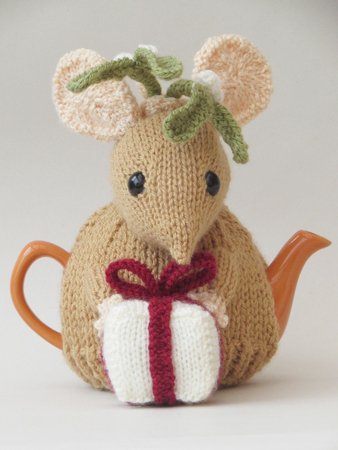 Christmas Mistletoe Mouse Tea Cosy Knitting Pattern