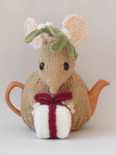 Christmas Mistletoe Mouse Tea Cosy Knitting Pattern