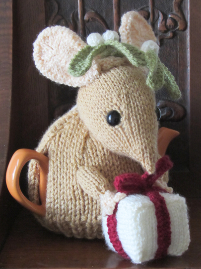 Christmas Mistletoe Mouse Tea Cosy Knitting Pattern