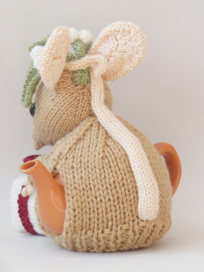 Christmas Mistletoe Mouse Tea Cosy Knitting Pattern