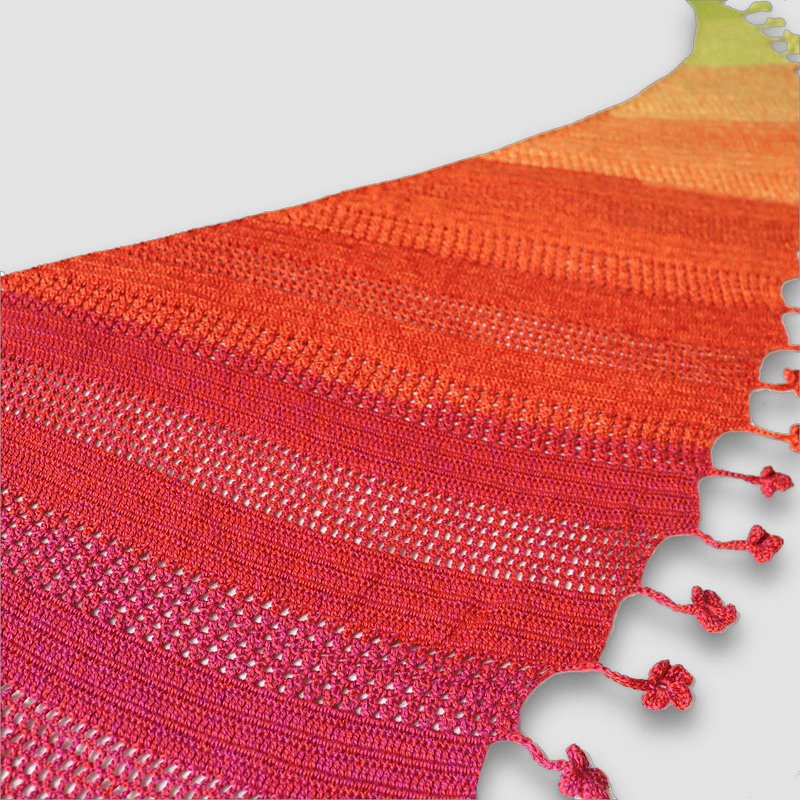 Häkel-Drachenschwanz-Schal in Orange, Rot und Pink mit Schlaufenrand und kleinen Blüten