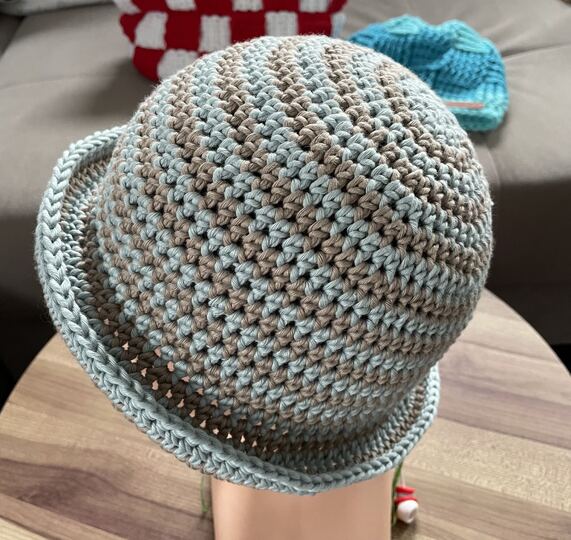 DIY-Häkelanleitung: Sommerhut mit buntem Ringeldesign