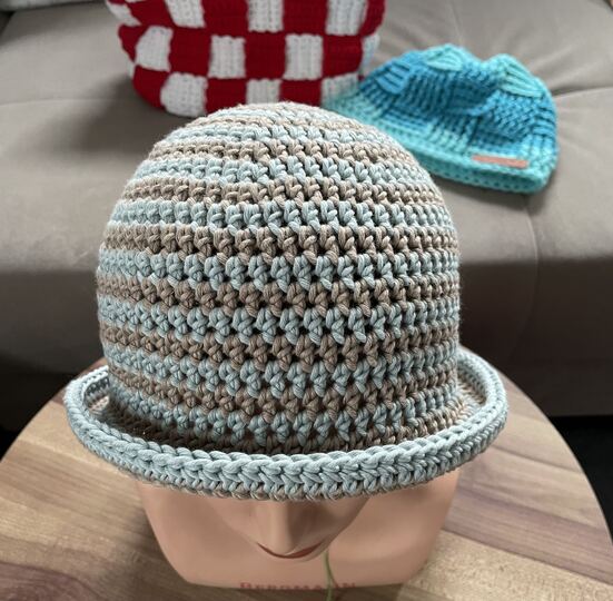 DIY-Häkelanleitung: Sommerhut mit buntem Ringeldesign