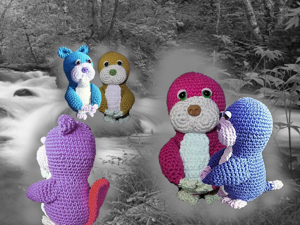 Mehrere bunte gehäkelte Amigurumi‑Tierfiguren vor unscharfem Wald- und Bachhintergrund