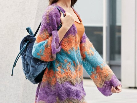 Häkelanleitung: Im Wellenmuster gehäkelte, weite Jacke mit Farbverlauf