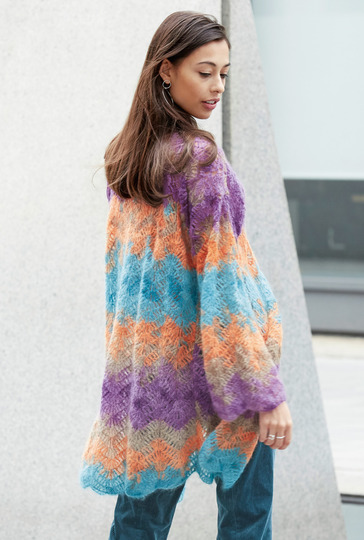 Häkelanleitung: Im Wellenmuster gehäkelte, weite Jacke mit Farbverlauf