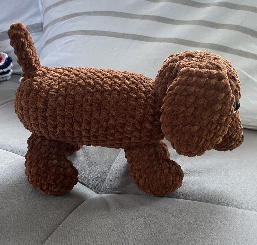 Häkelanleitung: Niedlicher Dackel aus flauschiger Chenillewolle - Bild 7