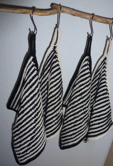 Küchenmusik - Lappenquartett mit Schattenstrickmotiven