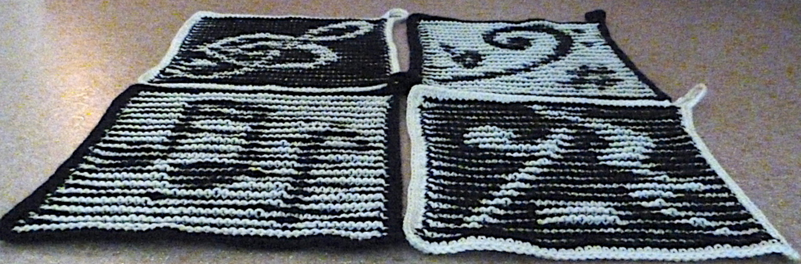 Küchenmusik - Lappenquartett mit Schattenstrickmotiven