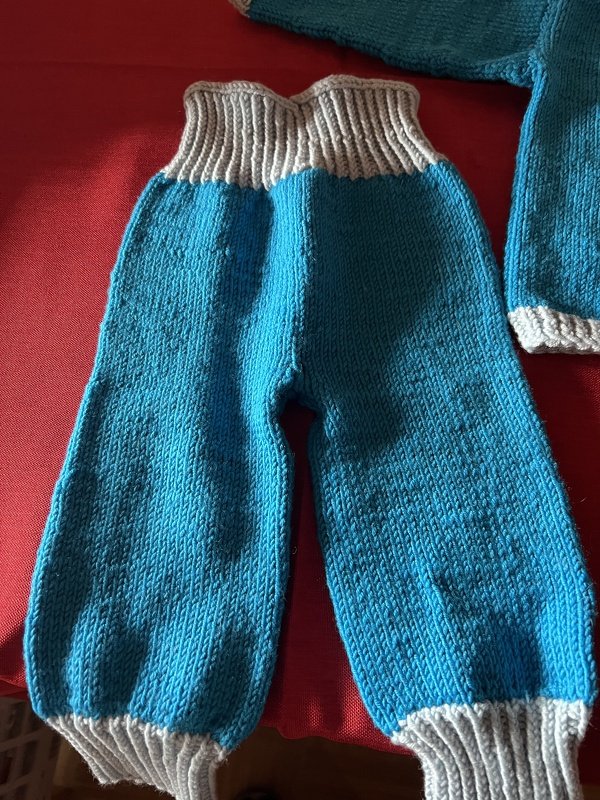 türkis gestrickte babyhose mit hellgrauem rippbündchen