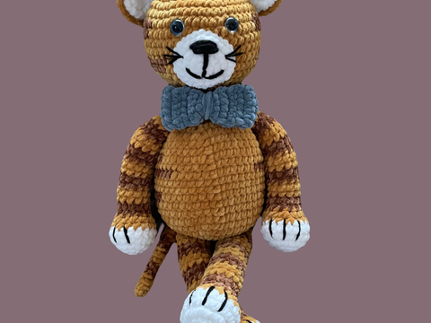 Häkelanleitung für einen süßen Tiger aus Chenillegarn