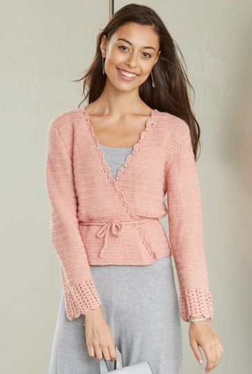 Häkelanleitung: In Stäbchen gehäkelte Wickeljacke mit Bogenkante