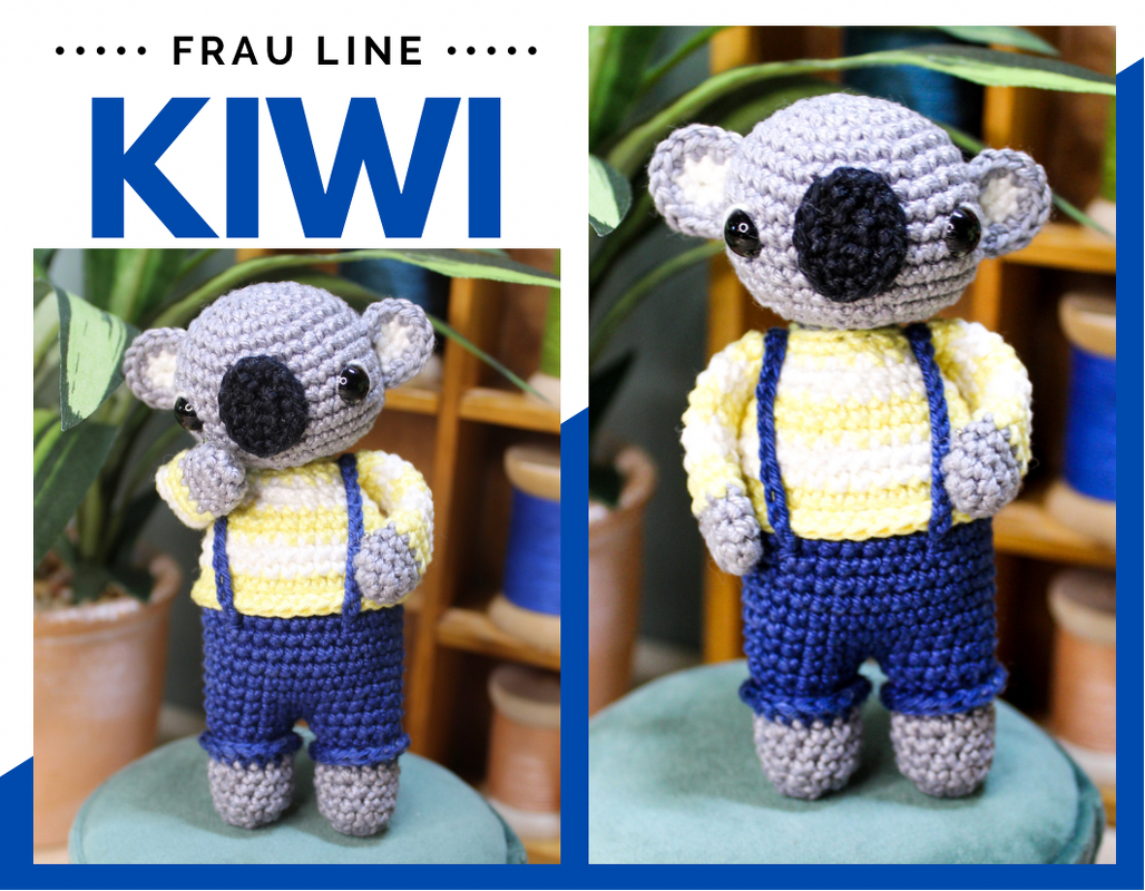 Gehäkelter Koala-Amigurumi mit grauem Garn, gelb-weiß gestreiftem Shirt und blauer Latzhose, stehend auf grüner Unterlage.
