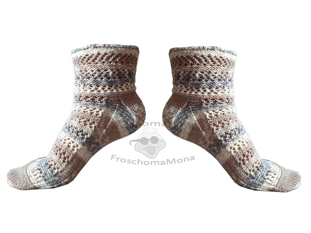 Luftige kurze Söckchen „Sommerloch“ von Spitze nach oben Strickanleitung - Bild 4