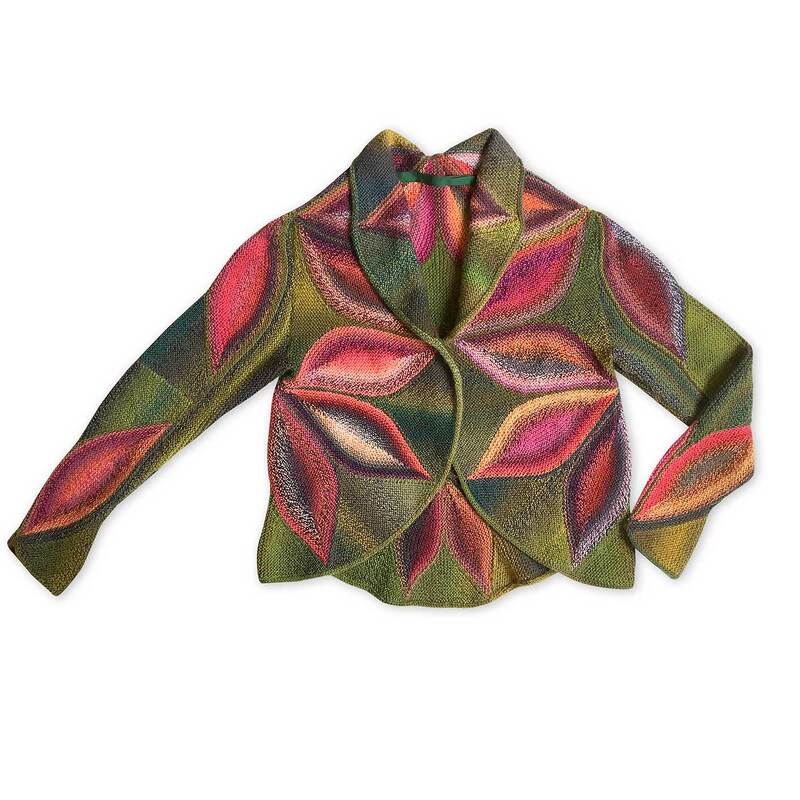 Damen-Strickjacke flach liegend, grün mit rosa-orangenen blattförmigen Motiven und Schalkragen