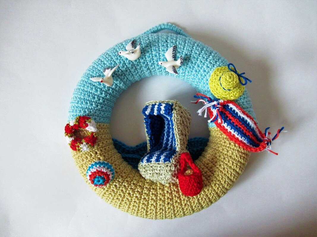 Gehäkelter Türkranz in Blau und Beige mit Strandkorb, Möwen, Rettungsring und Strandaccessoires