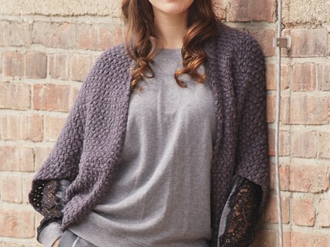 Häkelanleitung: Im Büschelmaschenmuster gehäkelter Ärmelschal