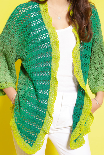Häkelanleitung: Quer gehäkelte Jacke im Farbverlauf und mit Volantblende