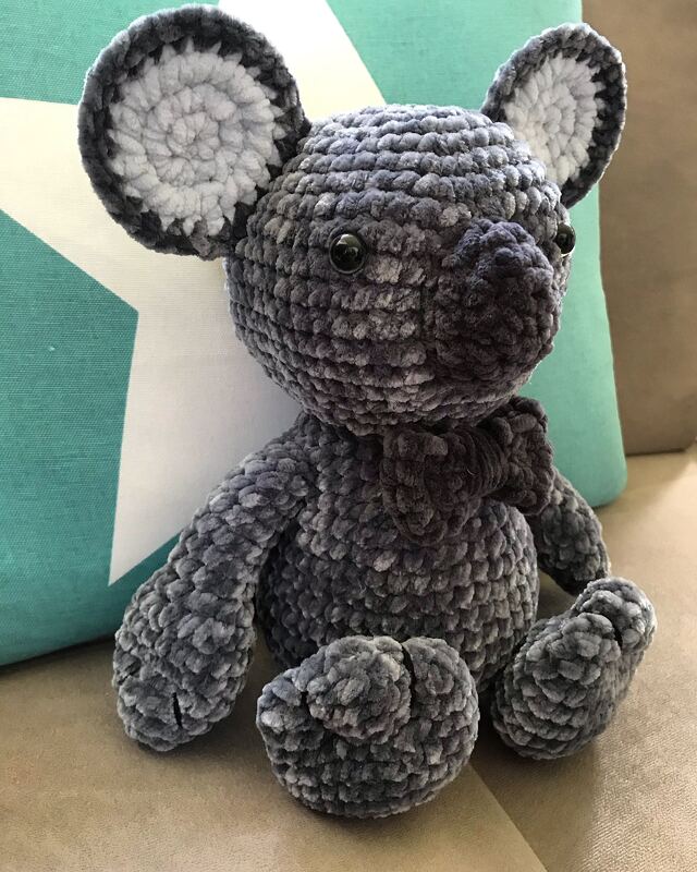 Gehäkelter grauer Amigurumi-Koala aus Chenillegarn mit großen Ohren