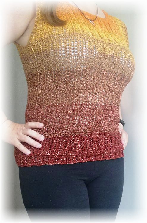 Gehäkeltes ärmelloses Top in Gelb‑Rot‑Braun mit offenem Maschenmuster