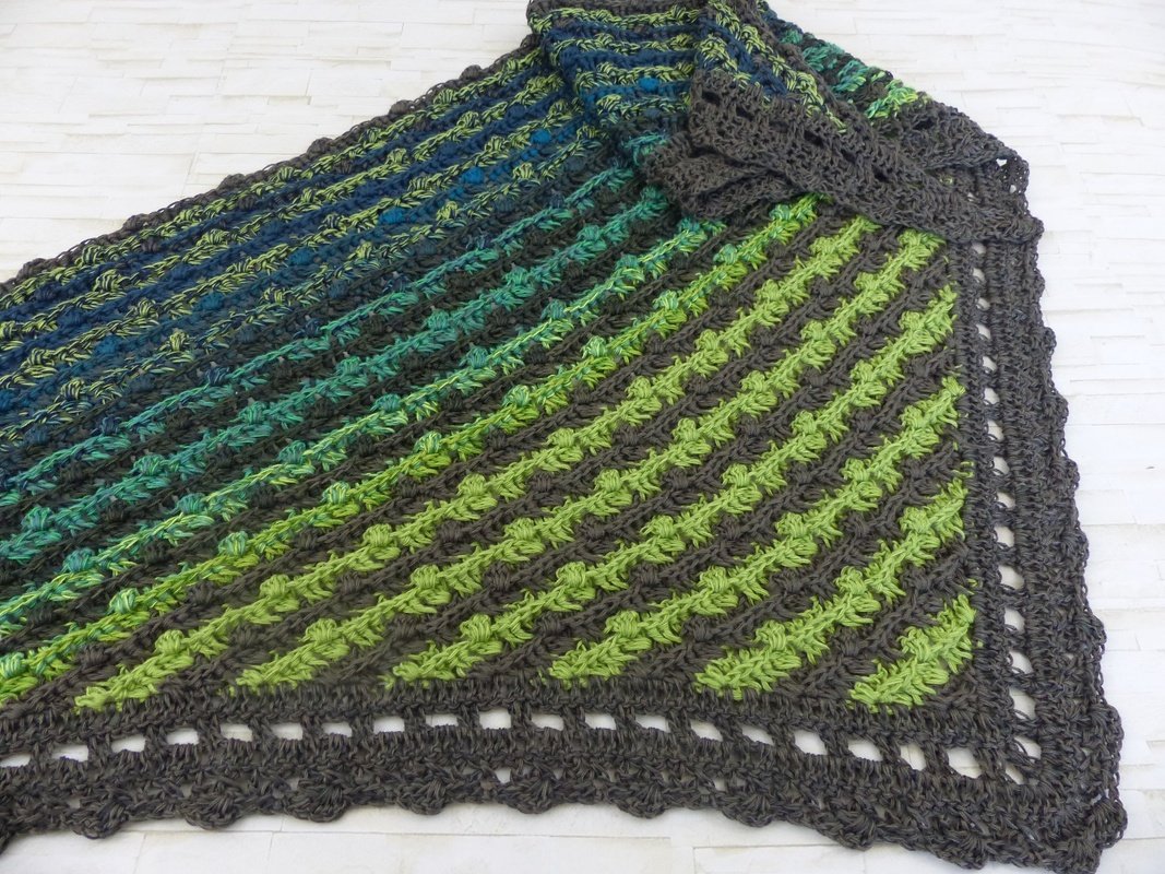 Gehäkeltes Dreieckstuch in Grün- und Blautönen mit grauem Muschelrand