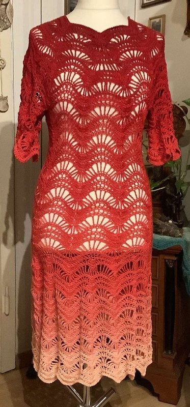 Rotes bis rosafarbenes gehäkeltes Damenkleid mit Fächermuster auf Schaufensterpuppe