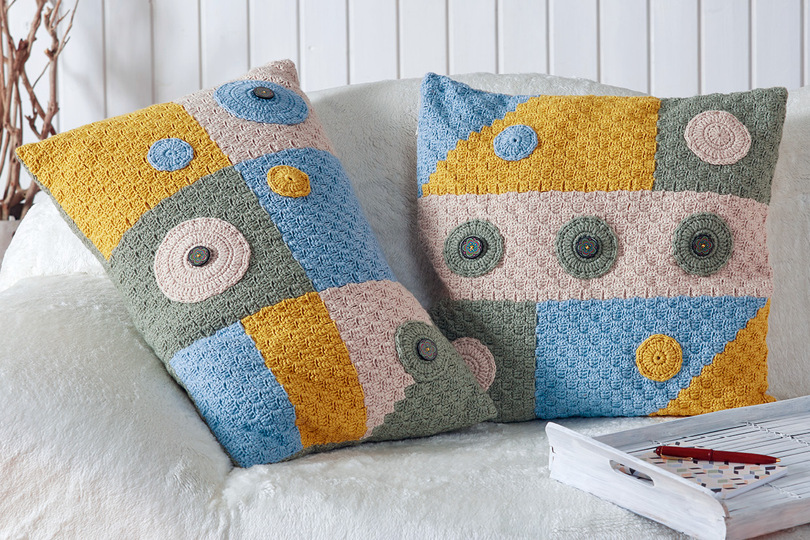 Häkelanleitung: Mehrfarbige, diagonal gehäkelte Kissen mit Rosetten