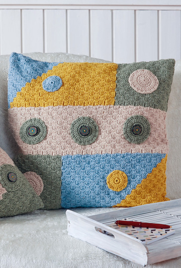 Häkelanleitung: Mehrfarbige, diagonal gehäkelte Kissen mit Rosetten