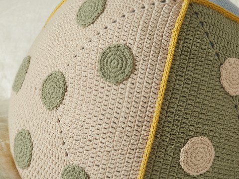 Häkelanleitung: Gehäkeltes Kissen aus vier Dreiecken