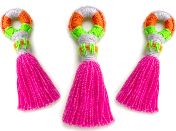 Drei mehrfarbige Garnquasten in Pink, Neon und Grau