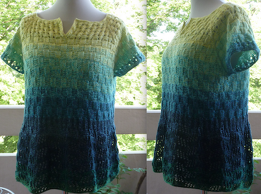 Gestricktes Damen-Shirt mit Farbverlauf von Gelbgrün zu Blaugrün, Strukturmuster und V-Ausschnitt auf Schaufensterpuppe.