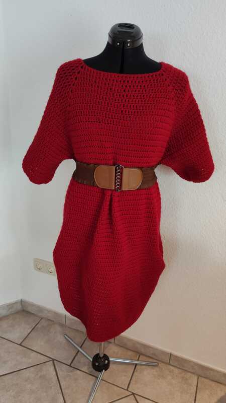 Rotes gehäkeltes Damenkleid auf Schneiderbüste mit braunem Gürtel