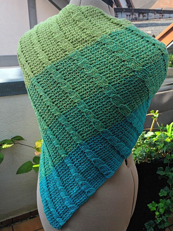 Häkelanleitung für das asymmetrisches Dreieckstuch "Holiday"