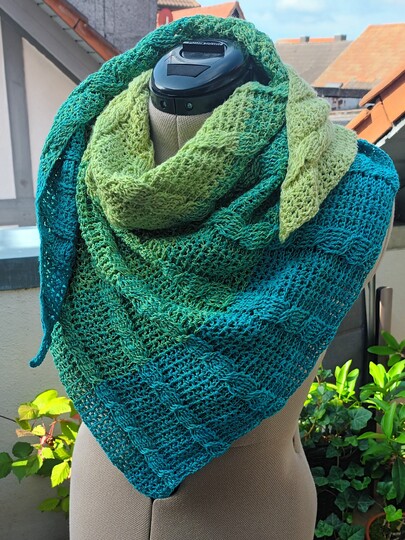 Häkelanleitung für das asymmetrisches Dreieckstuch "Holiday"