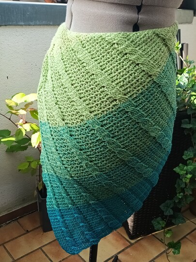 Häkelanleitung für das asymmetrisches Dreieckstuch "Holiday"