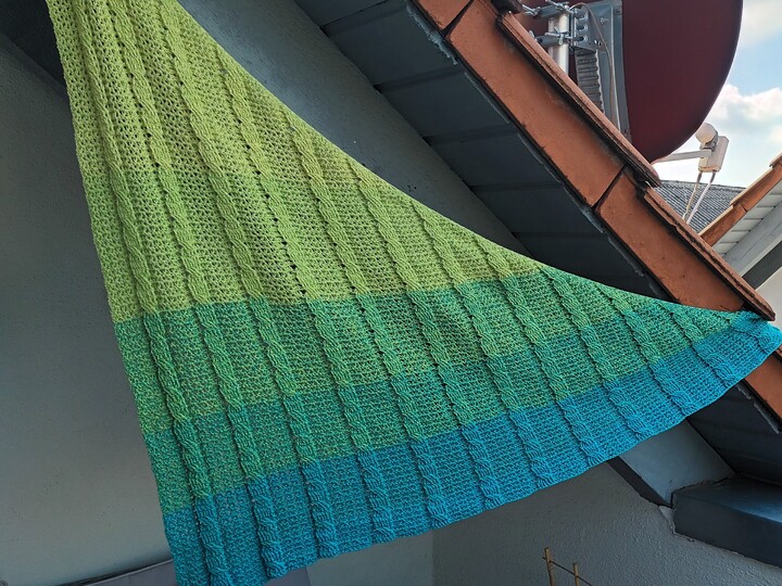 Häkelanleitung für das asymmetrisches Dreieckstuch "Holiday"