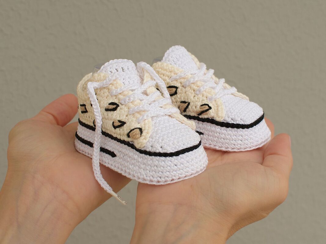 Crochet pattern baby shoes booties, leopard print infant girl sneakers