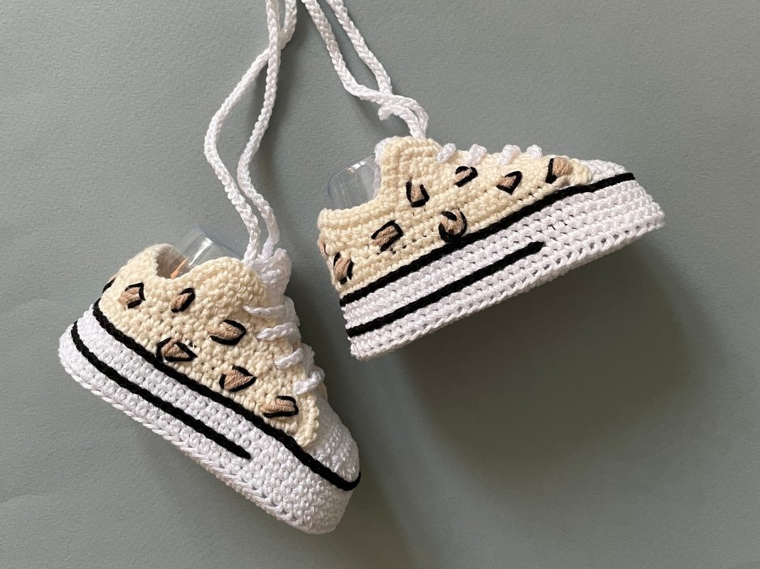 Crochet pattern baby shoes booties, leopard print infant girl sneakers