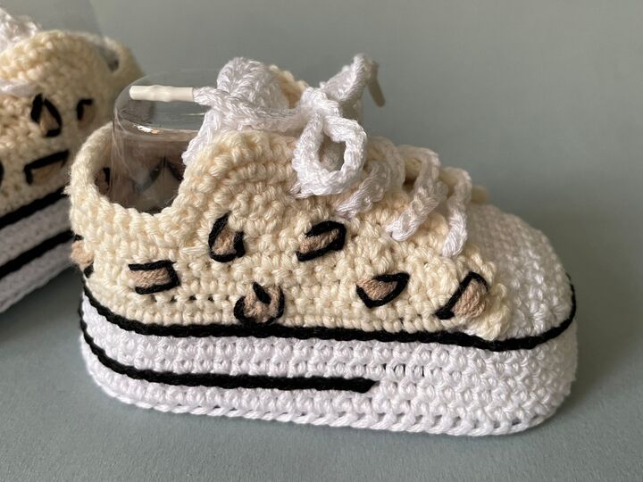 Crochet pattern baby shoes booties, leopard print infant girl sneakers