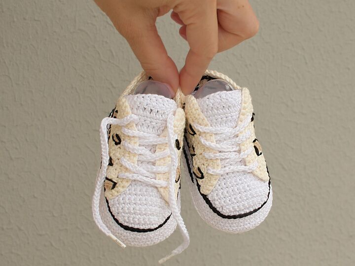 Crochet pattern baby shoes booties, leopard print infant girl sneakers