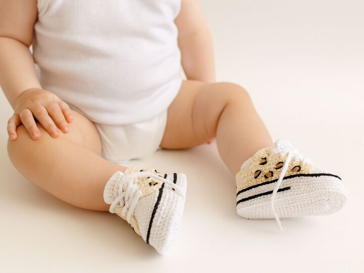 Crochet pattern baby shoes booties, leopard print infant girl sneakers
