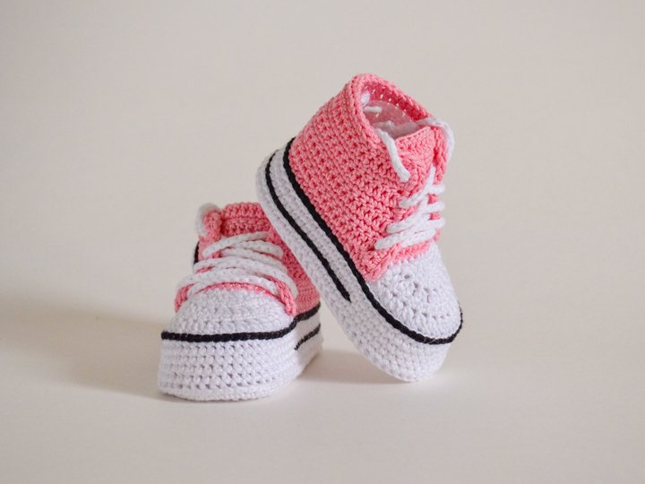 Crochet baby shoes pattern 0-3 months high top baby sneakers with stars b12