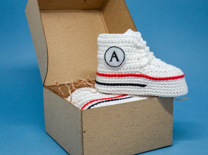 Crochet baby shoes pattern 0-3 months high top baby sneakers with stars b12