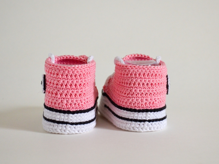 Crochet baby shoes pattern 0-3 months high top baby sneakers with stars b12